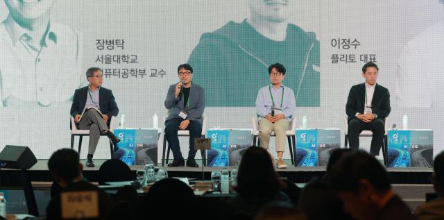25일 서울 중구 더플라자 호텔에서 인공지능 아니면 죽음AI or Die이라는 주제로 열린 제17회 착한 성장 좋은 일자리 글로벌포럼2025 GGGF에서 패널들이 수성이냐 공성이냐 소버린 AI 정의 재정립을 주제로 토론을 하고 있다 사진 왼쪽부터 장병탁 서울대학교 컴퓨터공학부 교수前 서울대학교 AI연구원장이정수 플리토 대표 이랑혁 구루미 대표 이현동 슈퍼브에이아이 부대표 20250925사진유대길 기자 dbeorlf123ajunewscom