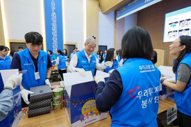여의도 ABL본사에서 우리금융그룹 임종룡 회장과 ABL생명 임직원들이 추석맞이 조손가정 지원 봉사활동을 진행한 모습 사진우리금융