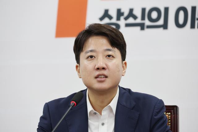 이준석 개혁신당 대표가 지난 22일 서울 여의도 국회에서 열린 최고위원회의에서 발언하고 있다 사진연합뉴스