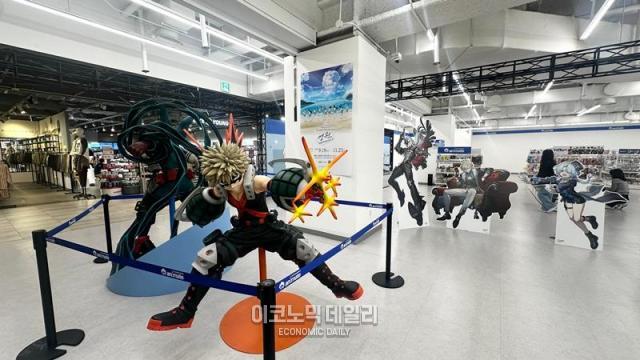AK플라자 수원점 5층 애니메이트 앞에 일본 애니메이션 나의 히어로 아카데미아 캐릭터 피규어가 전시된 모습 사진김아령 기자