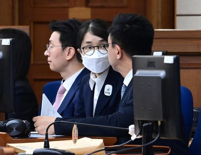 도이치모터스 주가조작 혐의와 통일교 금품수수 의혹 등으로 구속기소 된 김건희 여사가 24일 서울 서초구 서울중앙지법에서 열린 첫 재판에 출석해있다 사진연합뉴스