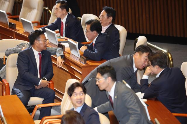 본회의 참석한 송언석 원내대표 
    서울연합뉴스 박동주 기자  25일 서울 여의도 국회 본회의장에서 국민의힘 송언석 원내대표가 의원들과 대화하고 있다