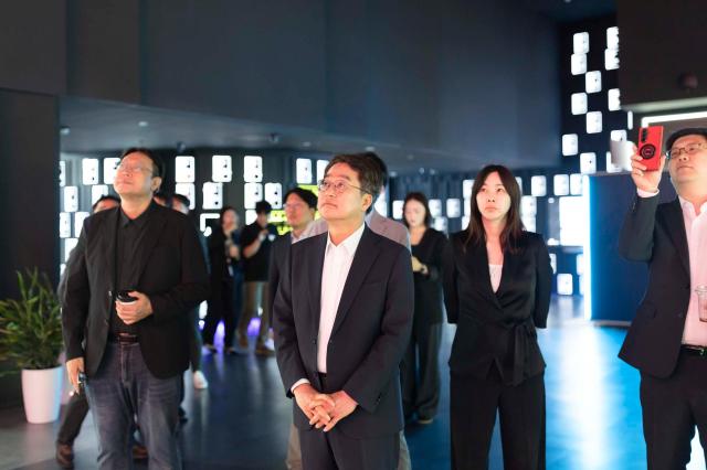 25일 오전 상하이 텐센트 지사를 방문한 김동연 경기도지사 경기도 AI 리더스 동행기업이 텐센트 관계자의 안내를 받아 전시관 관람을 하고있다 사진경기도