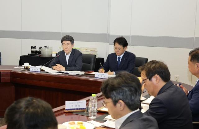 25일 경기도 고양시 킨텍스에서 열린 대한민국대도시시장협의회 민선 8기 제7회 정기회의를 주재하고 있는 이강덕 포항시장 사진포항시
