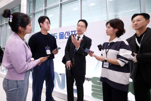 취재진 질문에 답변하는 최창원 SK수펙스추구협의회 의장 사진SK이노베이션