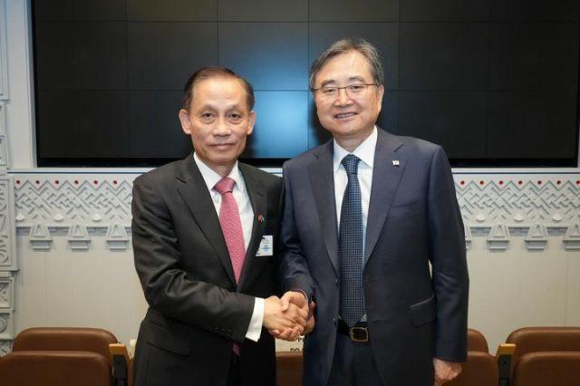 Quyền Bộ trưởng Ngoại giao Lê Hoài Trung trái gặp Bộ trưởng Ngoại giao Hàn Quốc Cho Hyun ẢnhBộ Ngoại giao