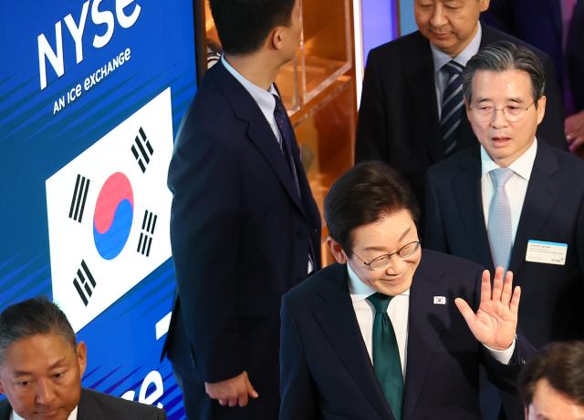 이재명 대통령이 25일현지시간 미국 뉴욕 증권거래소에서 타종 행사를 위해 이동하고 있다 사진연합뉴스