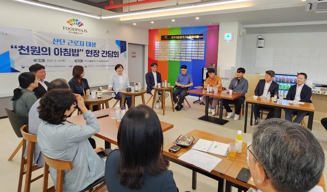 송미령 농림축산식품부 장관이 18일 전북 익산시 국가식품클러스터를 찾아 현장 의견을 듣고 있다.[사진=익산시]