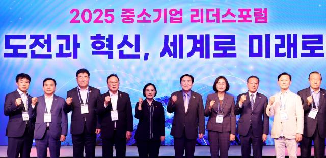 한성숙 중소벤처기업부 장관왼쪽 다섯번째와 김기문 중소기업중앙회장왼쪽 여섯번째를 포함한 참석자들이 지난 24일 제주롯데호텔에서 열린 중소기업 미국진출 전략 세미나에서 기념촬영을 하고 잇다 사진중소기업중앙회