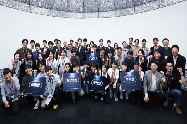 LG CNS가 주최한 최적화 그랜드 챌린지 2025 시상식 후 대회 수상자 및 관계자들이 기념사진을 촬영하는 모습 사진LG CNS
