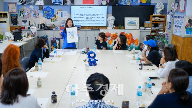 참여 학부모들과 앞으로의 수업에 관해 나누고 있는 이자영 미술 교사사진옌타이요화국제학교

