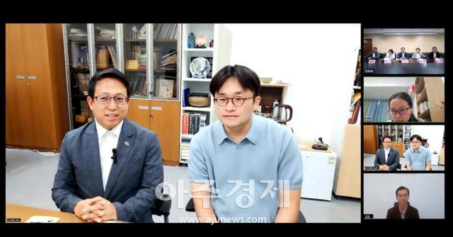 온라인 교류회에 참석한 한국유교문화진흥원 이상균 실장왼쪽과 남형권 책임연구원오른쪽
