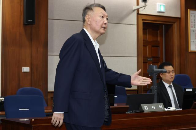 윤석열 전 대통령이 26일 서울 서초구 서울중앙지법에서 열린 특수공무집행방해 직권남용 권리행사방해 등 혐의 사건 1차 공판에 출석하고 있다 2025926 사진연합뉴스 사진공동취재단