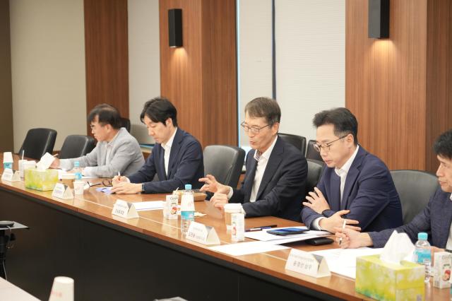 자동차모빌리티산업연합회가 26일 정부의 2035년 국가 온실가스 감축목표 에 관한 긴급 간담회를 열고 입장을 정리하고 있다사진KAIA