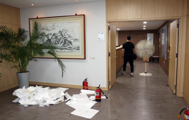 지난 25일 고용노동부 장관실 입구에 뿌려진 인화물질을 닦은 휴지가 쌓여 있는 모습 사진연합뉴스