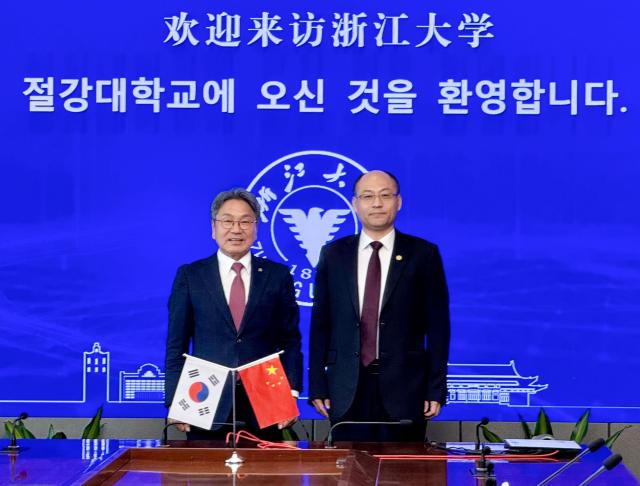 강기정 광주시장이 25일 중국 AI 산실 저장대를 찾아 광주의 대학들과 인재 교류를 하기로 했다사진광주시