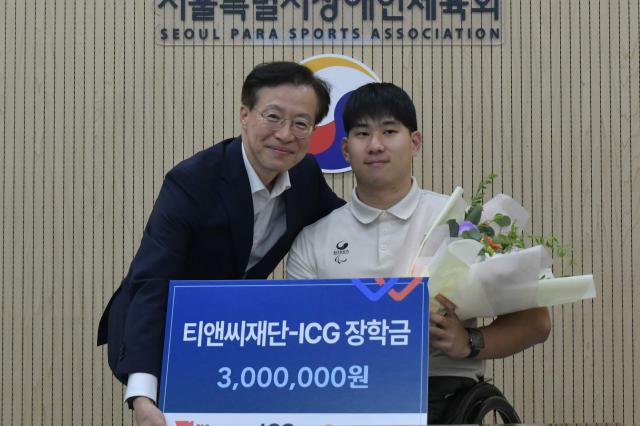 나석권왼쪽 티앤씨재단 이사장과 이종구이 장학금 전달식 모습사진티앤씨재단