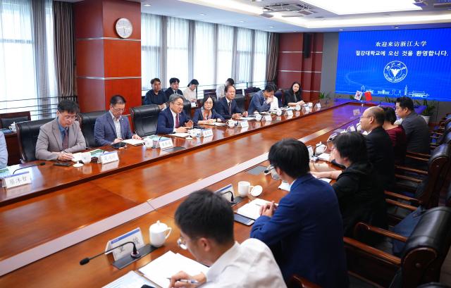 강기정 광주시장 일행이 25일 중국 저장대를 방문하고 AI인재 교류에 관해 논의하고 있다 사진광주시