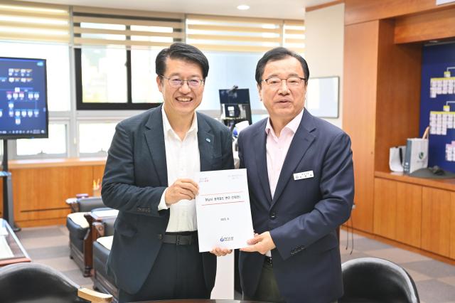 이현재 하남시장이 25일 의정부 경기도청 북부청사를 방문해 김대순 경기도 행정2부지사에게 하남시 광역철도 현안 건의안을 전달한 후 기념촬영을 하고 있다 사진하남시