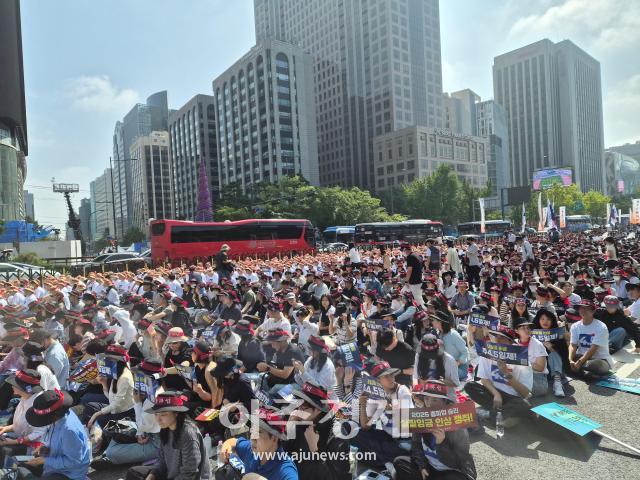 금융노조가 26일 오전 서울 광화문 세종대로에서 총파업 집회를 열고 있다 사진권가림 기자