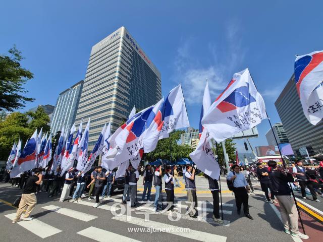 금융노조가 26일 오전 서울 광화문 세종대로에서 총파업 집회를 열고 있다 사진권가림 기자 