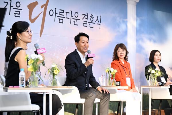 오세훈 서울시장이 25일 남산 한남 웨딩가든에서 열린 더 아름다운 결혼식 칸타빌레 토크콘서트에서 참석자들과 대화하고 있다 사진서울시