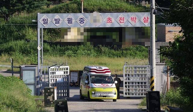 구급차가 지난 10일 오후 경기도 파주시 육군 모 부대에서 훈련 중 폭발 사고가 일어나 위병소를 통과하고 있다 사진연합뉴스