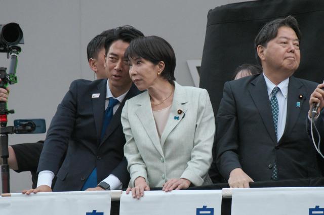 왼쪽부터일본 집권 자민당 총재 선거 후보 고이즈미 신지로 농림부 장관 다카이치 사나에 전 경제안전보위상 하야시 요시마사 관방장관이 