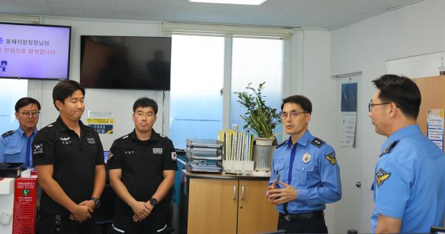 김성종 동해해경청장오른쪽 두 번째이 26일 강구파출소 치안현장 점검 중 추석 연휴기간 해양사고 예방을 위한 사전준비와 안전관리 강화를 당부했다 사진동해해경청