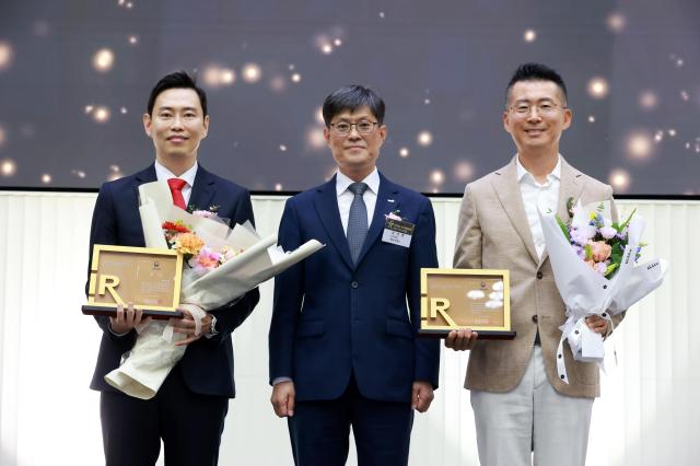 좌측부터 에이피알 신재하 부사장 한국거래소 김기경 부이사장 실리코투 김성운 대표이사 사진한국거래소 