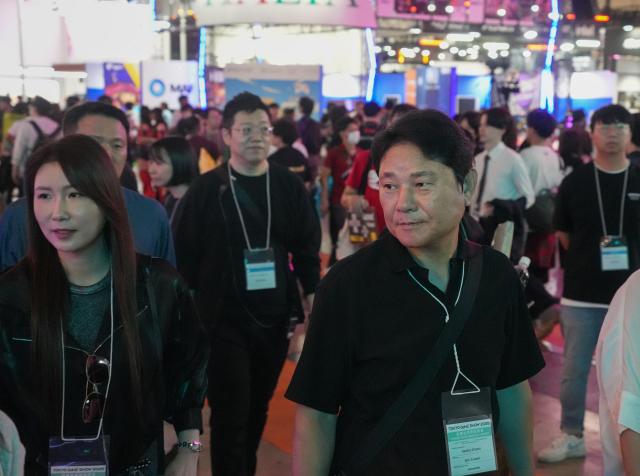 권영식 넷마블네오 대표오른쪽가 26일 일본 지바현 마쿠하리 멧세에서 열린 TGS 2025 현장에 설치된 넷마블 부스를 둘러보고 있다사진연합뉴스