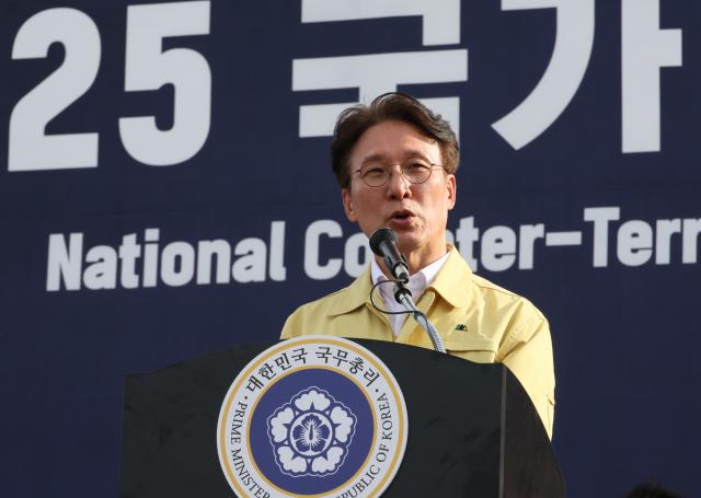 김민석 국무총리가 26일 경주 한국원자력연구원 양성자과학연구단에서 열린 2025년 국가 대테러종합훈련을 참관한 뒤 훈련요원들을 격려하고 있다 사진연합뉴스