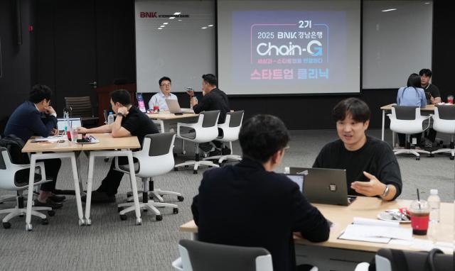 26일 BNK경남은행 CHAIN-G 프로그램 2기 참가 기업들이 2025 CHAIN-G 스타트업 클리닉에 참가해 외부 전문가들이 배치된 부스에서 1대1 맞춤형 상담을 받고 있다 사진경남은행
