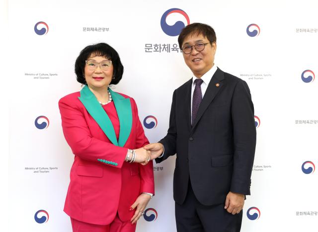 문화체육관광부는 26일 최휘영 장관오른쪽이 국립현대미술관 서울관에서 쿠닝 파타마 리스왓트라쿤 국제올림픽위원회IOC 위원을 만나 국제스포츠 분야 협력 방안 등에 대해 논의했다고 밝혔다 사진문화체육관광부