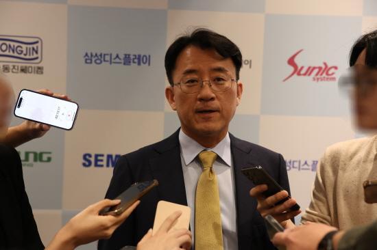 제16회 디스플레이의 날 기념식에서 이청 삼성디스플레이 사장이 기자들의 질문에 응답하고 있다 사진삼성디스플레이