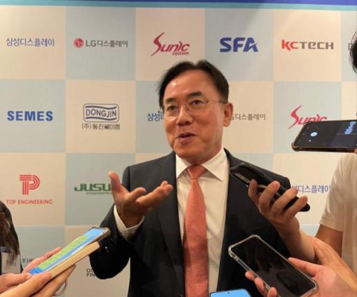 정철동 LGD 사장 하반기 더 좋은 실적...LCD는 OLED 못따라와