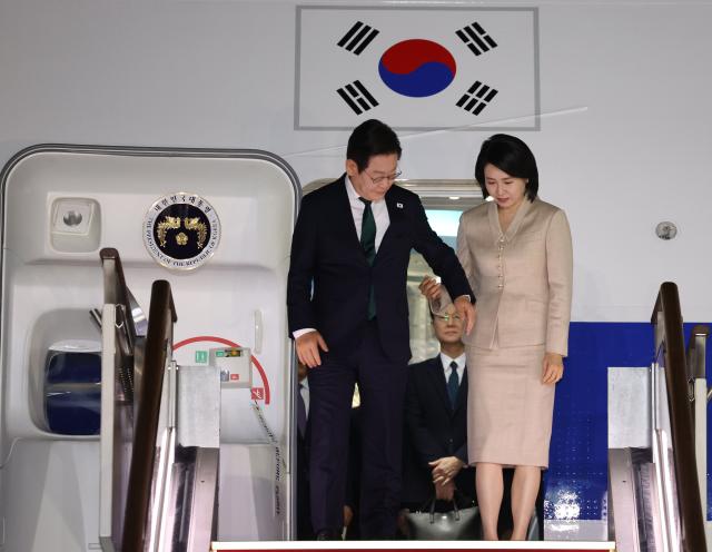 미국 방문 일정을 마치고 귀국한 이재명 대통령과 김혜경 여사가 26일 성남 서울공항에 착륙한 공군 1호기에서 내리고 있다 사진연합뉴스