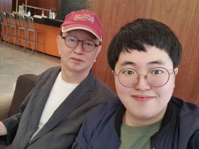 전유성과 사진 김호이 기자