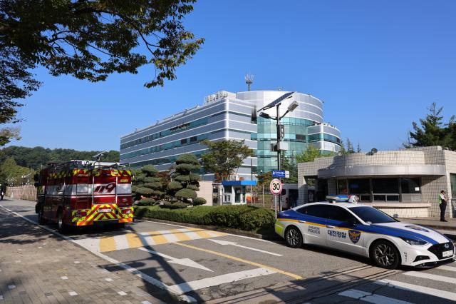 27일 대전 유성구 국가정보자원관리원 인근에서 현장 통제가 이뤄지고 있다 사진연합뉴스