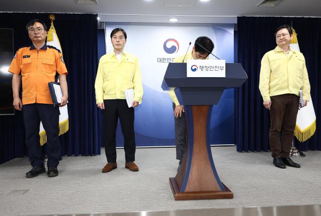 김민재 행정안전부 차관왼쪽 세번째이 27일 오전 서울 종로구 정부서울청사 브리핑실에서 열린 국가정보자원관리원 정부 서비스 장애 관련 브리핑에서 인사하고 있다사진연합뉴스