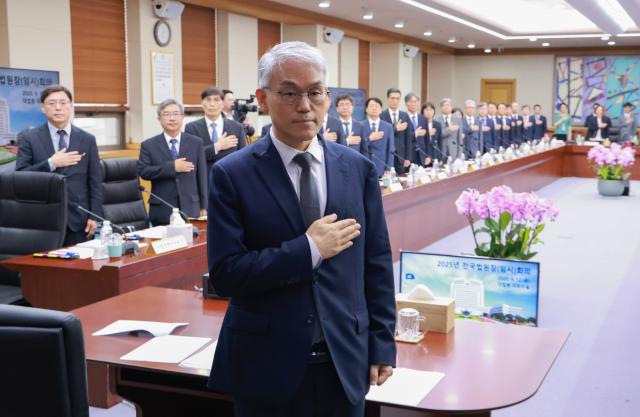 천대엽 법원행정처장과 각급 법원장들이 9월 12일 서울 서초구 대법원에서 열린 전국법원장회의 임시회의에서 국기에 경례하고 있다 사진연합뉴스