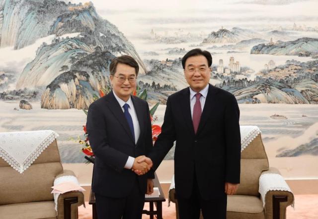 26일 오후 장쑤성 당위원회에서 김동연 경기도지사가 신창싱 장쑤성 당서기와 기념촬영을 하고있다 사진경기도