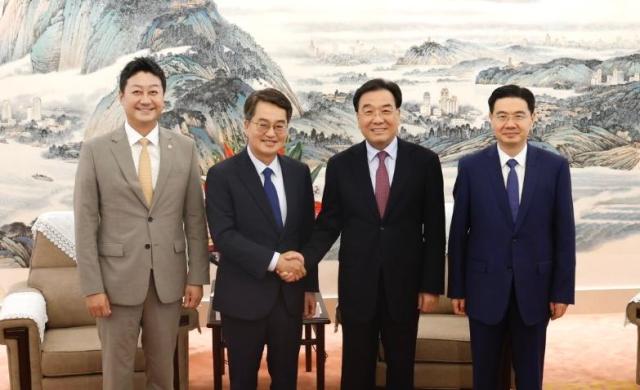 26일 오후 장쑤성 당위원회에서 김동연 경기도지사 김진경 경기도의회의장 신창싱 장쑤성 당서기 및 지도부가 기념촬영을 하고있다 사진경기도