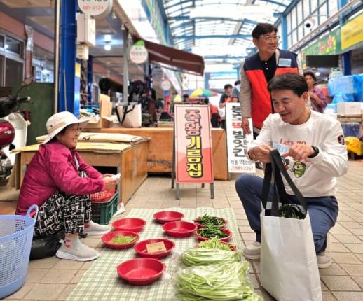 김진태 지사, 추석 명절 앞두고 전통시장 장보기 나서