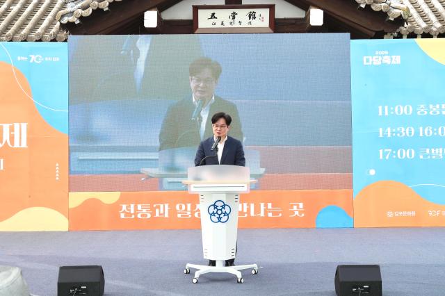 개막식에서 인사말을 전하고 있는 김병수 시장 사진김포시