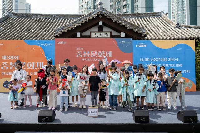 중봉문화제 ‘나만의 도끼 지부상소’ 참여자들과 김병수 시장 사진김포시