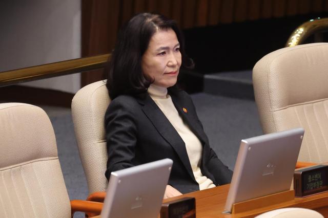 이진숙 방송통신위원장이 27일 국회 본회의에서 방송미디어통신위원회의 설치 및 운영에 관한 법률안에 대한 더불어민주당 이주희 의원의 무제한토론을 지켜보고 있다사진연합뉴스