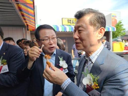 [르포] 신선하니 맛있네...NS푸드페스타, 갓 튀긴 치킨·지역 먹거리로 활기