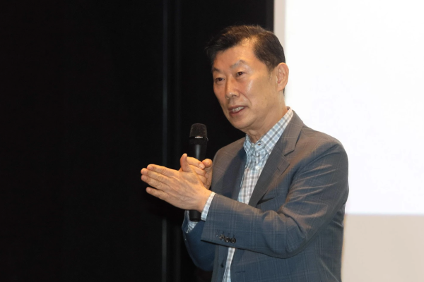김홍국 하림그룹 회장이 지난 26일 전북 익산에서 열린 ‘NS푸드페스타’ 현장에서 하림 퍼스트키친 조성 배경을 설명하고 있다 사진NS홈쇼핑