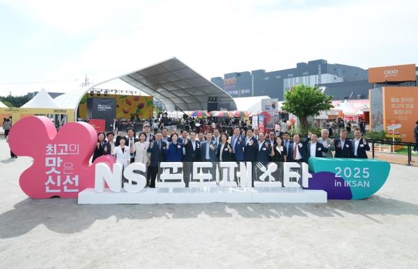 NS푸드페스타가 지난 26일부터 이틀간 전북 익산에서 열린 가운데 
행사 첫날 정헌율 익산시장 김경진 익산시의회 의장 김홍국 하림그룹 회장 등 주요 관계자들이 기념 사진을 촬영하고 있다 사진NS홈쇼핑